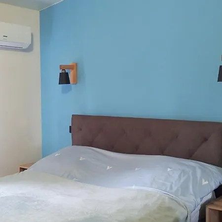 In Bozdosh Estate 아파트